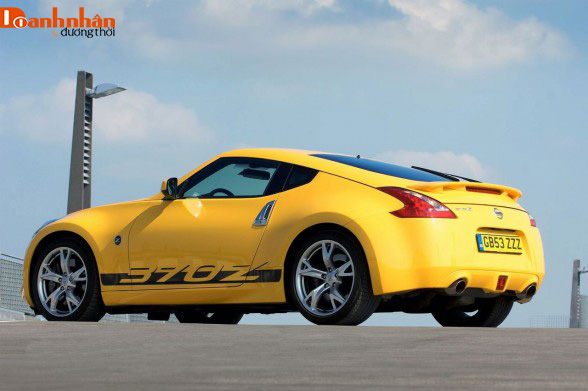 Nissan 370Z màu vàng