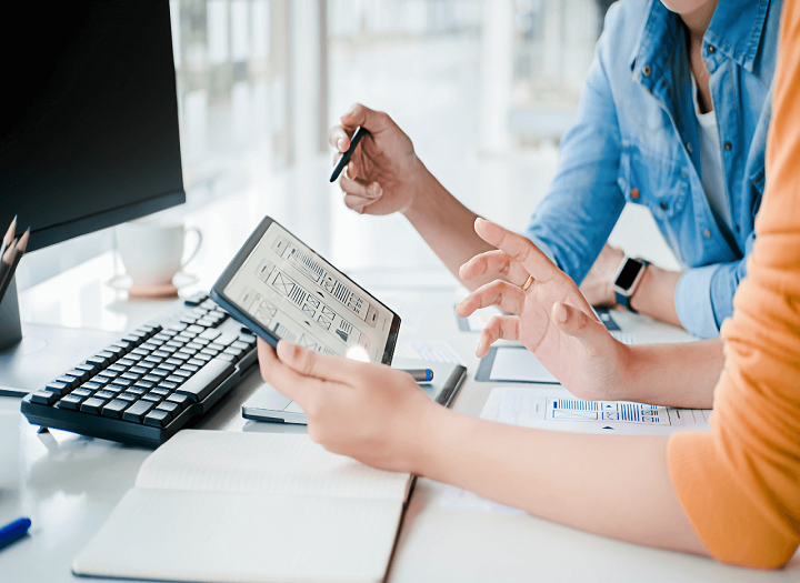 So sánh chi phí và hiệu quả agency seo với freelancer