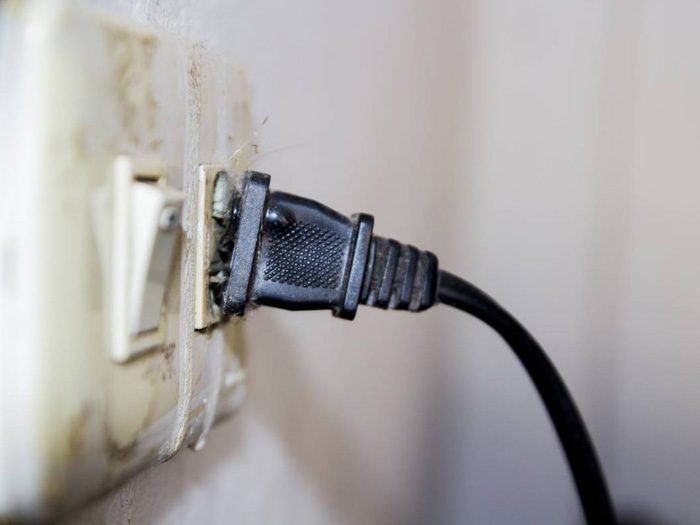 Cách chuyển ổ cắm 3 chấu thành 2 chấu an toàn tại nhà