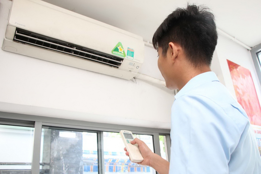Nằm máy lạnh bị tích điện có nguy hiểm tới sức khỏe