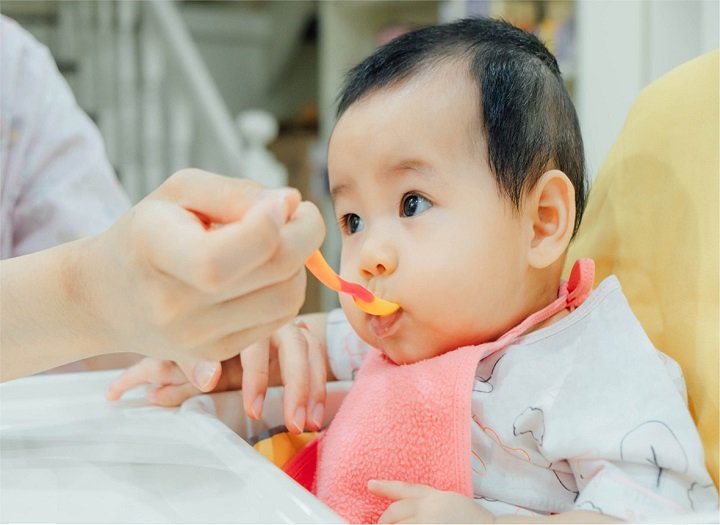Khi nào nên bắt đầu cho bé ăn cháo dinh dưỡng?