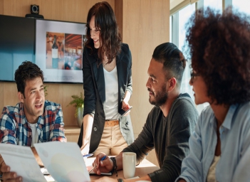 So sánh chi phí và hiệu quả agency seo với freelancer - Doanh nhân đương thời