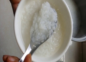 Tại sao cháo dinh dưỡng cho bé bị loãng và cách khắc phục