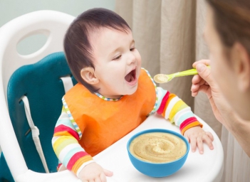 Khi nào nên bắt đầu cho bé ăn cháo dinh dưỡng?
